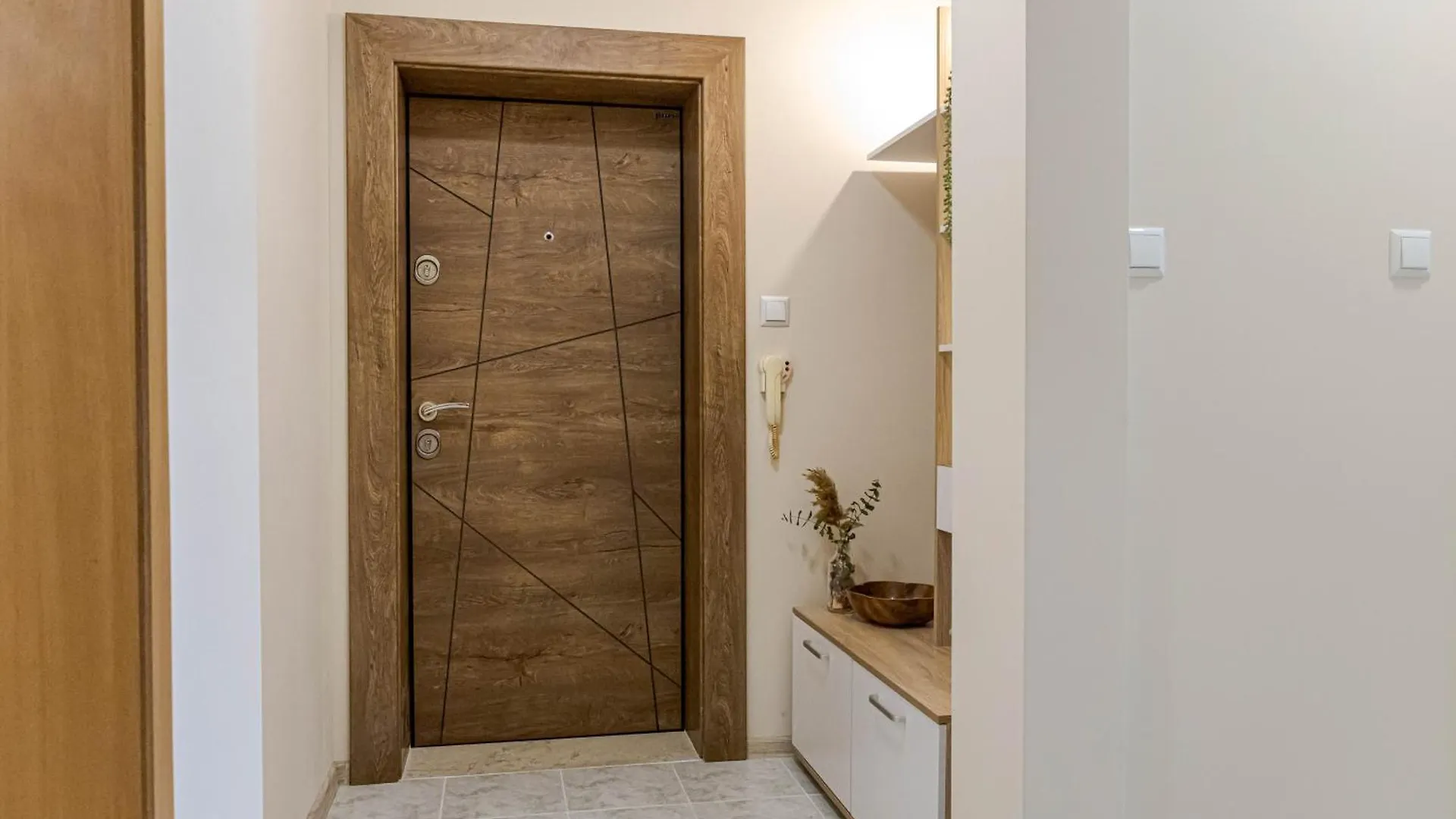 1Br Apartment 8 Mins To Beach With Free Street Parking Варна