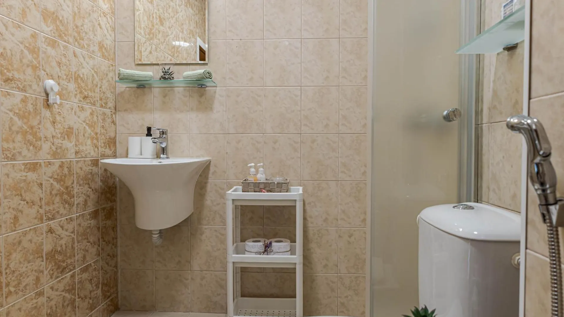 1Br Apartment 8 Mins To Beach With Free Street Parking Варна